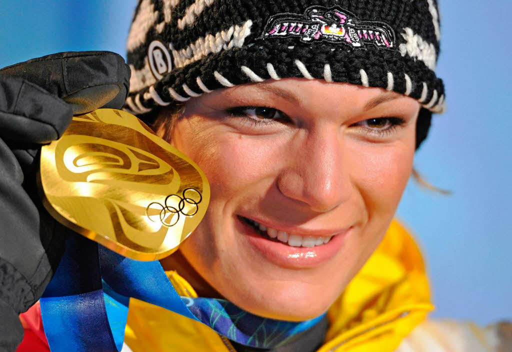 Das Bild des Tages: Maria Riesch mit der Goldmedaille.