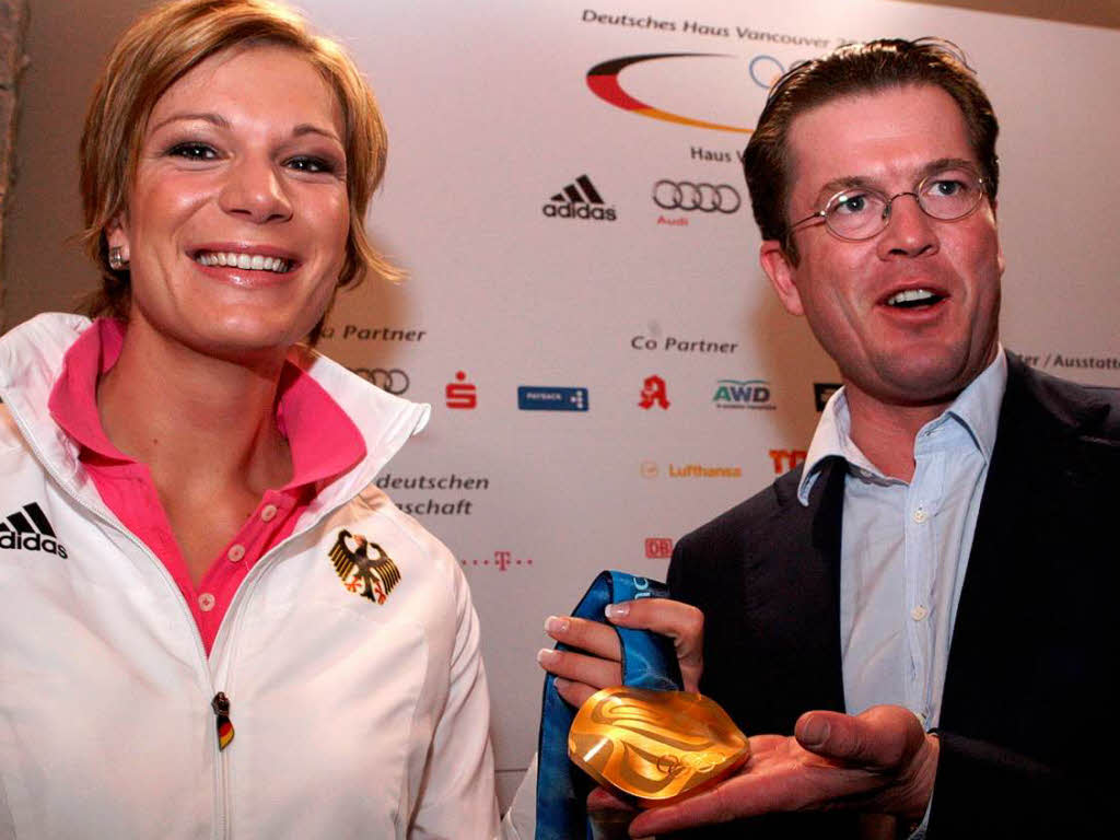 Maria Riesch holt Olympia-Gold – da darf Lothar Matthus natrlich nicht fehlen. Oder ist es doch Verteidigungsminister zu Guttenberg, der da gratuliert?
