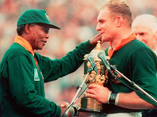 Mandela (l.) redet auch mit Leuten, di...hier mit Rugby-Teamchef Pienaar 1995.   | Foto: afp