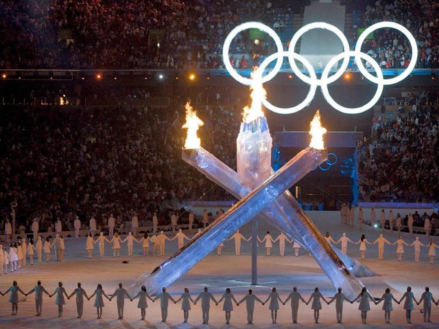 Die spektakulre Erffnungsfeier der Olympischen Winterspiele 2010.  | Foto: dpa