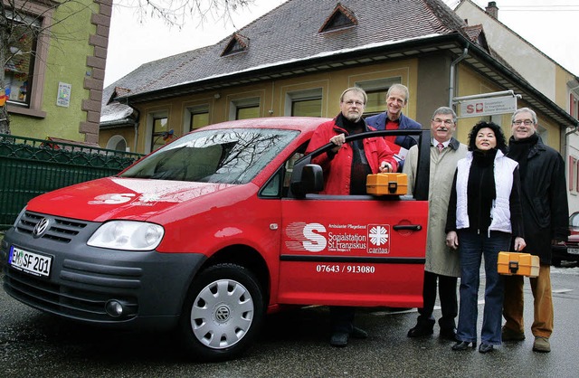 Neues fahrzeug bergeben, (von links):...tlichen Hilfsvereins Werner Schnellen.  | Foto: Thilo Bergmann