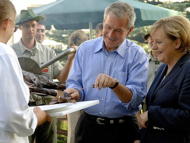 Trautes Wildschwein-Grillen: Bush und ... Merkel vor vier Jahren in Trinwillers  | Foto: dpa