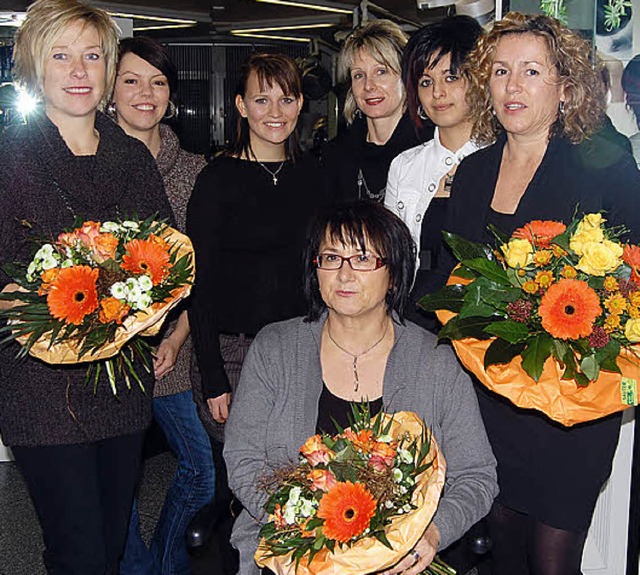 Acht Frauen mit den Scheren-Hnden: Das Friseur-Team Fehrenbach.   | Foto: Silke Nitz