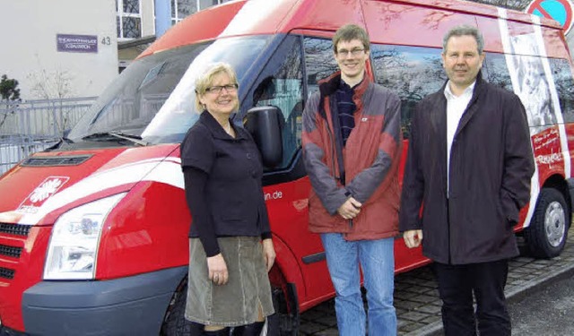 Pflegedienstleiterin Inge Thoma, der Z...dem neuen Transporter der Tagespflege.  | Foto: Valentin Ade