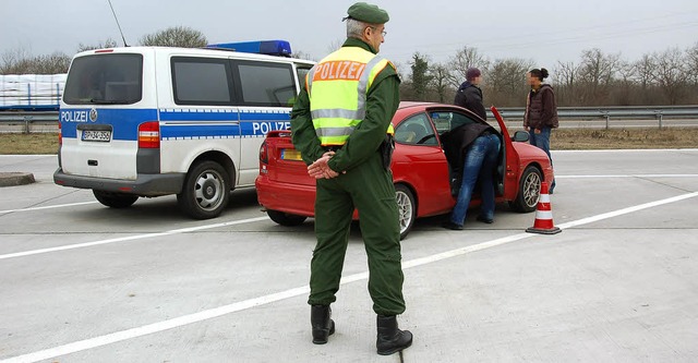 Polizeioberkommissar Horst Markert beo...utobahn bei Neuenburg  kontrollieren.   | Foto: A. Drescher