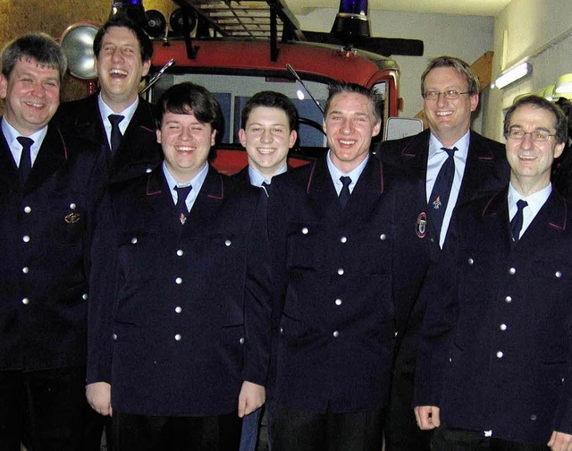 Haben offenbar gut lachen: Michael End...h rechts) von der Holzener Feuerwehr.   | Foto: Michael Raab