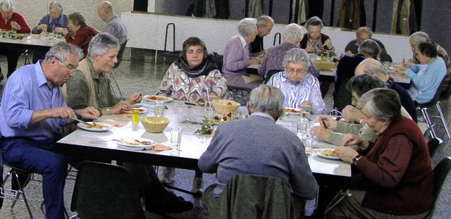 Der wchentliche Mittagstisch im Foyer...le Efringen-Kirchen wird gern genutzt.  | Foto: Joachim Bhler