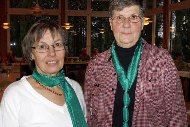 Ute Ruhnke (links) und Brigitte Walter...chen den vereinseigenen grnen Schal.   | Foto: Saskia Baumgartner