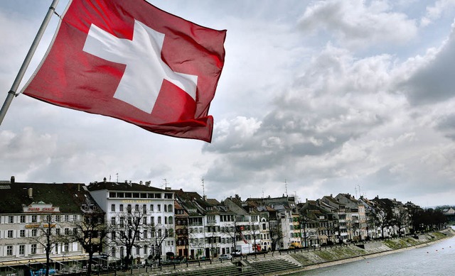 Friedlich weht die Schweizer Fahne be... im Steuerkrimi.    Fortsetzung folgt.  | Foto: DPA