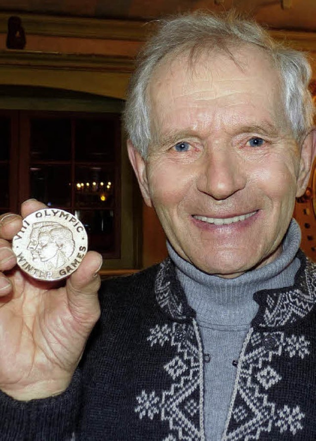 Seit einem halben Jahrhundert Olympias...rg Thoma mit der Goldmedaille von 1960  | Foto: Johannes Bachmann