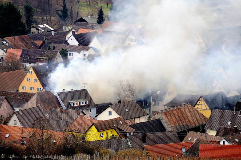 Der Brand im der Ortsmitte von Ehrenstetten vom Weinberg aus gesehen.