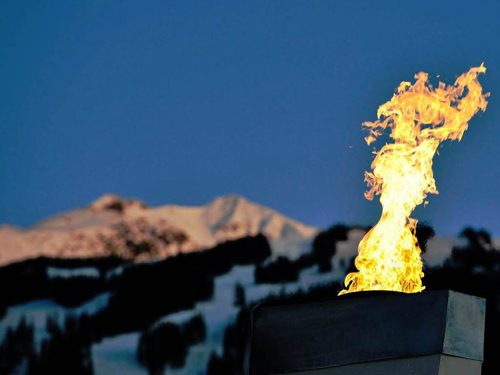 Unweit der Olympischen Flamme erhalten die Athleten ihre Medaillen. So auch...