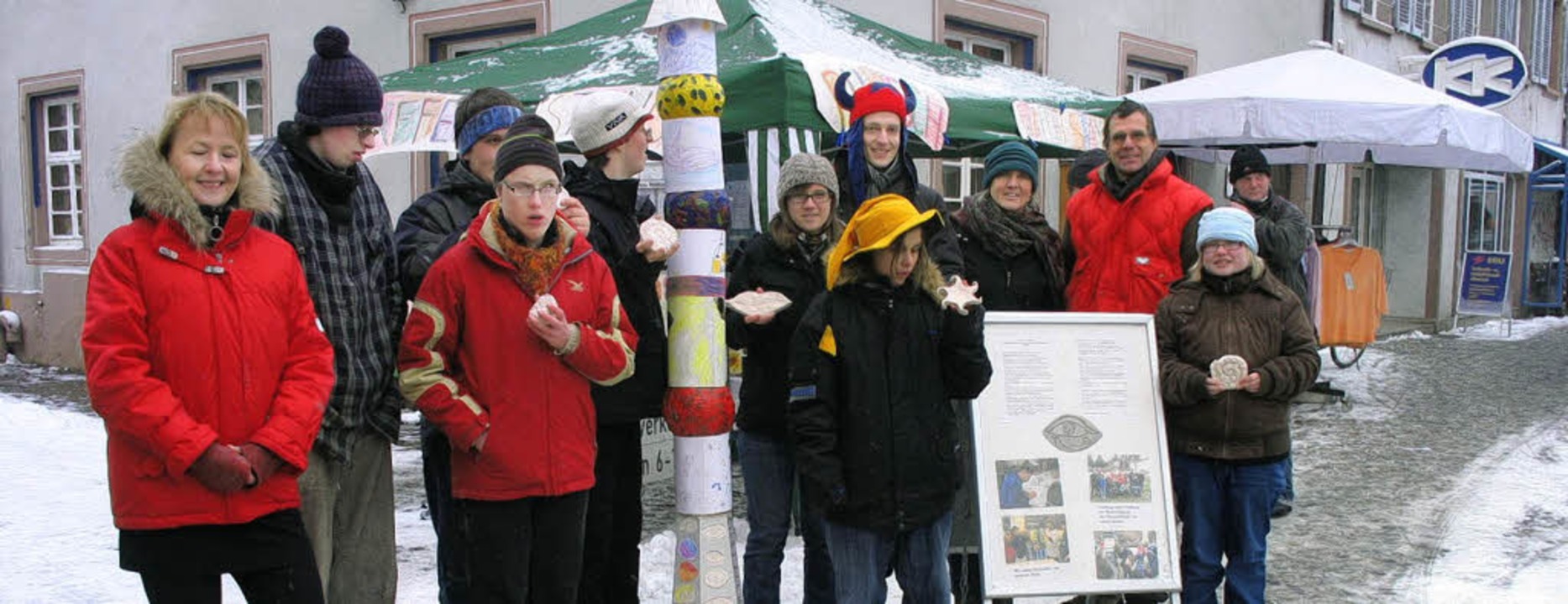 Fr ihr Kunstprojekt warben Schler de... mit einem  Stand in der Engelstrae.   | Foto: Schule