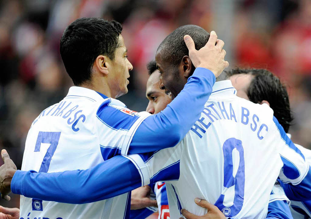 Der Berliner Adrian Ramos (M) bejubelt seinen Treffer zum 0:1 mit Teamkollege Cicero (l).