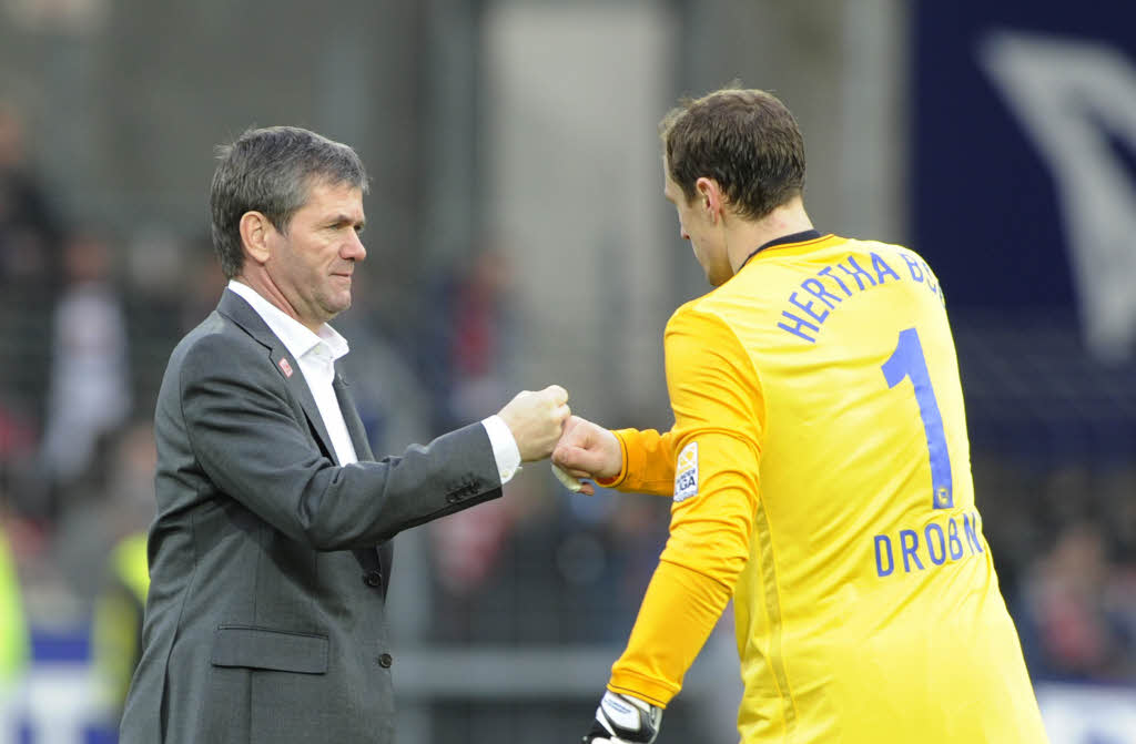 Hertha-Trainer Friedhelm Funkel und Torwart Drobny nach dem Sieg.