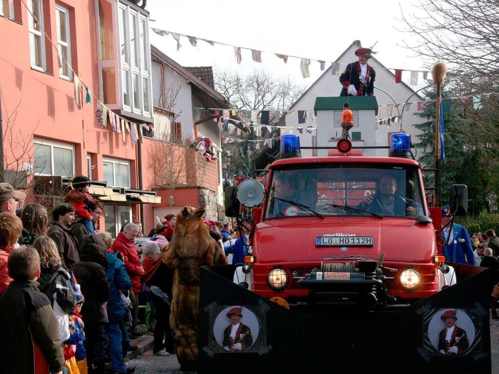 Mit groem Hallo wurden die Gruppen und Wagen beim Umzug in Wiechs vom Volk empfangen.