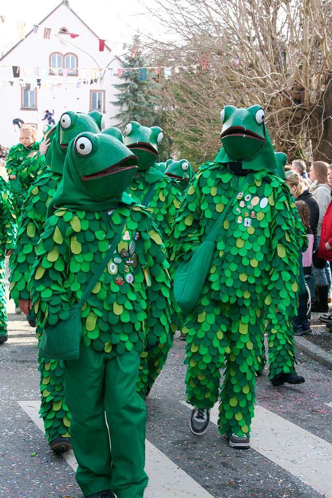 Mit groem Hallo wurden die Gruppen und Wagen beim Umzug in Wiechs vom Volk empfangen.