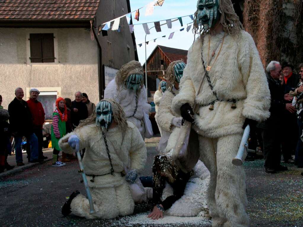 Mit groem Hallo wurden die Gruppen und Wagen beim Umzug in Wiechs vom Volk empfangen.