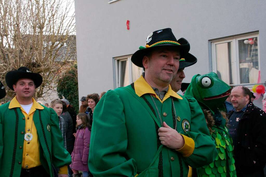 Mit groem Hallo wurden die Gruppen und Wagen beim Umzug in Wiechs vom Volk empfangen.