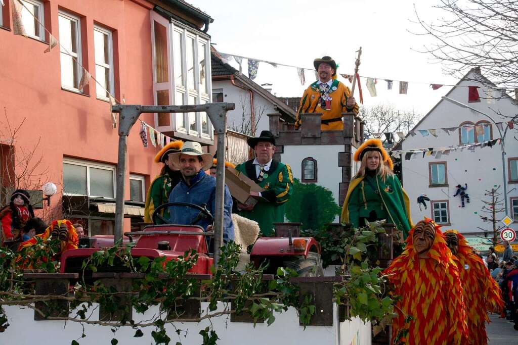 Mit groem Hallo wurden die Gruppen und Wagen beim Umzug in Wiechs vom Volk empfangen.