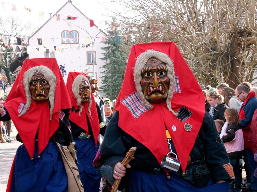 Mit groem Hallo wurden die Gruppen und Wagen beim Umzug in Wiechs vom Volk empfangen.