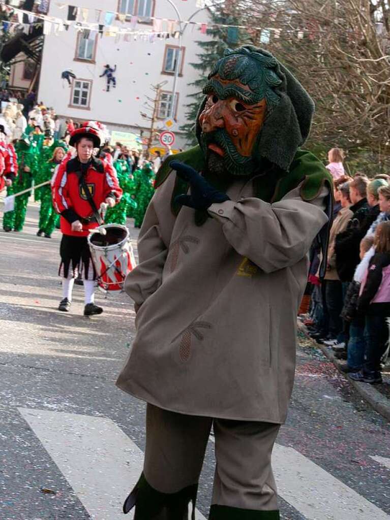 Mit groem Hallo wurden die Gruppen und Wagen beim Umzug in Wiechs vom Volk empfangen.