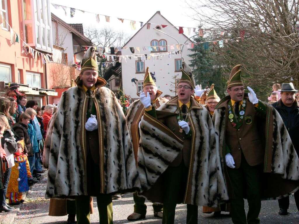 Mit groem Hallo wurden die Gruppen und Wagen beim Umzug in Wiechs vom Volk empfangen.