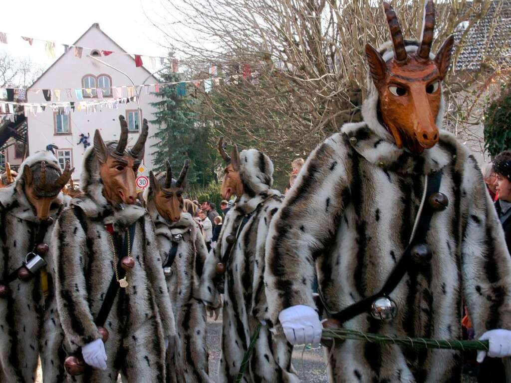 Mit groem Hallo wurden die Gruppen und Wagen beim Umzug in Wiechs vom Volk empfangen.