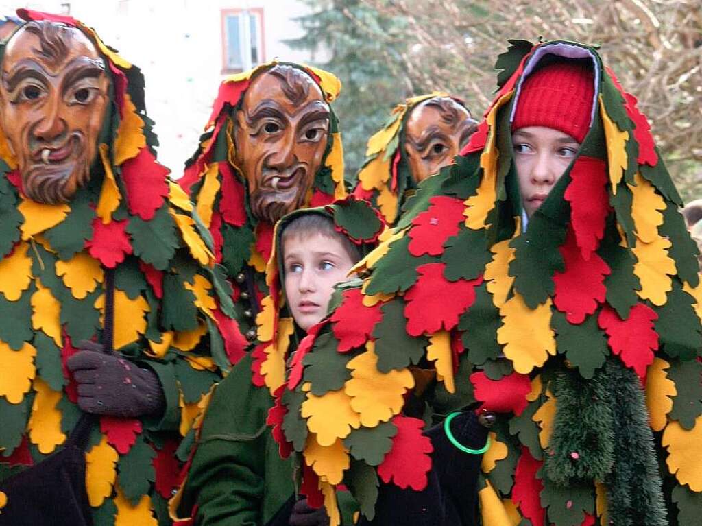 Mit groem Hallo wurden die Gruppen und Wagen beim Umzug in Wiechs vom Volk empfangen.