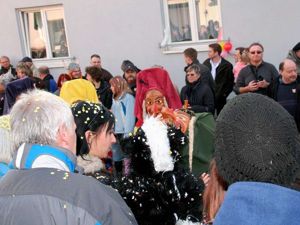 Mit groem Hallo wurden die Gruppen und Wagen beim Umzug in Wiechs vom Volk empfangen.