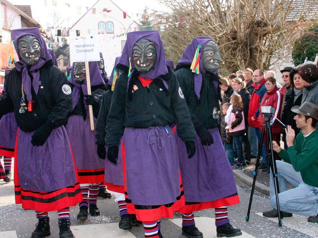 Mit groem Hallo wurden die Gruppen und Wagen beim Umzug in Wiechs vom Volk empfangen.