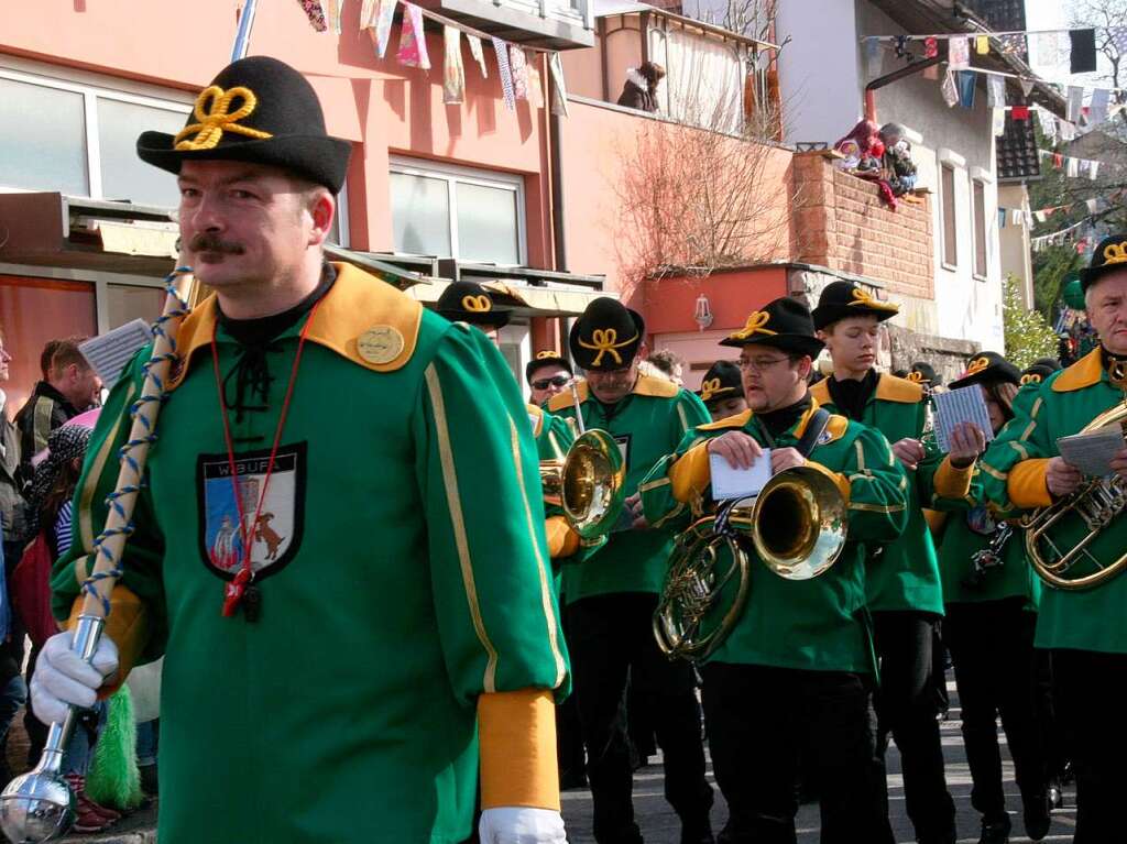 Mit groem Hallo wurden die Gruppen und Wagen beim Umzug in Wiechs vom Volk empfangen.