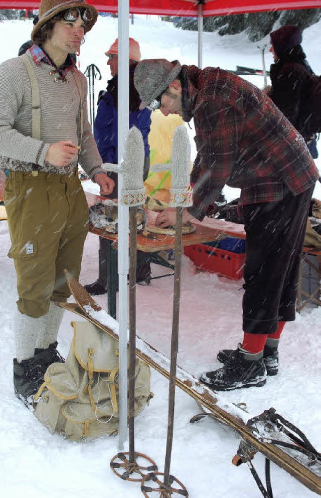 Tim Fritz und Thomas Frank  gingen mit 100 Jahre alten Holzskiern auf die Piste.  | Foto: Felix Held