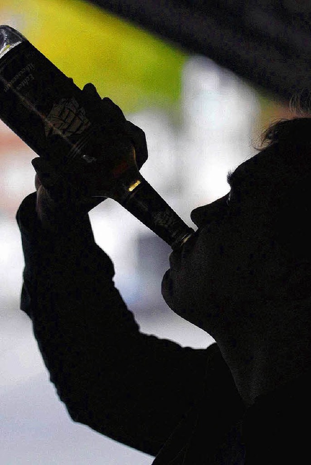 ber ihre Sucht sprachen frhere Alkoholiker im Jugendzentrum in Altenheim.   | Foto: dpa