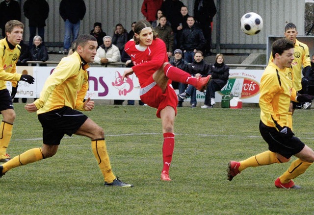 BSC-Spieler Johannes Fiand (Mitte) hat...ilsheim mit einem Lattentreffer Pech.   | Foto: Ehret