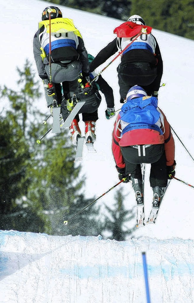 Luftig: Die Skicrosser zeigten spektakulre Sprnge   | Foto: roger Mller