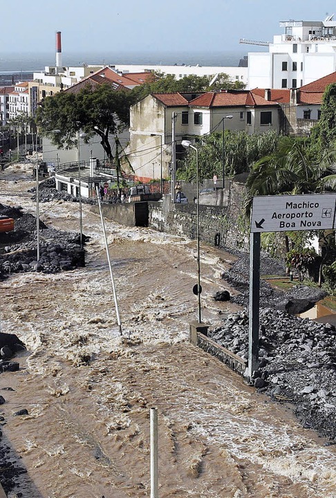 Wassermassen, Geröll und Schlamm in den Straßen von Funchal  | Foto: dpa