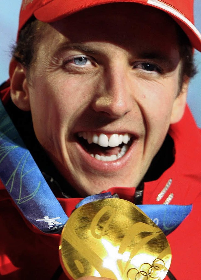 Strahlt mit  der Goldmedaille frmlich  um die Wette: Simon Ammann   | Foto: dpa