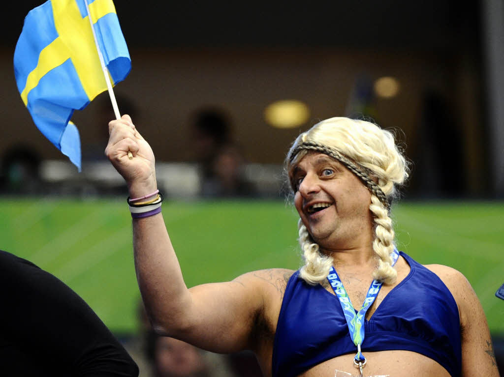 Ein schwedischer Eishockey-Fan jubelt ber den 3:0-Sieg   der Schweden gegen Finnland.