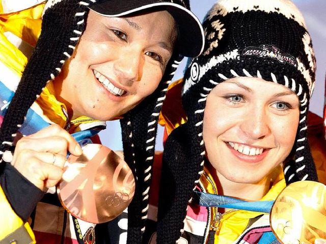 Gemeinsam auf dem Podium: Simone Hauswald (l.) und Magdalena Neuner   | Foto: dpa