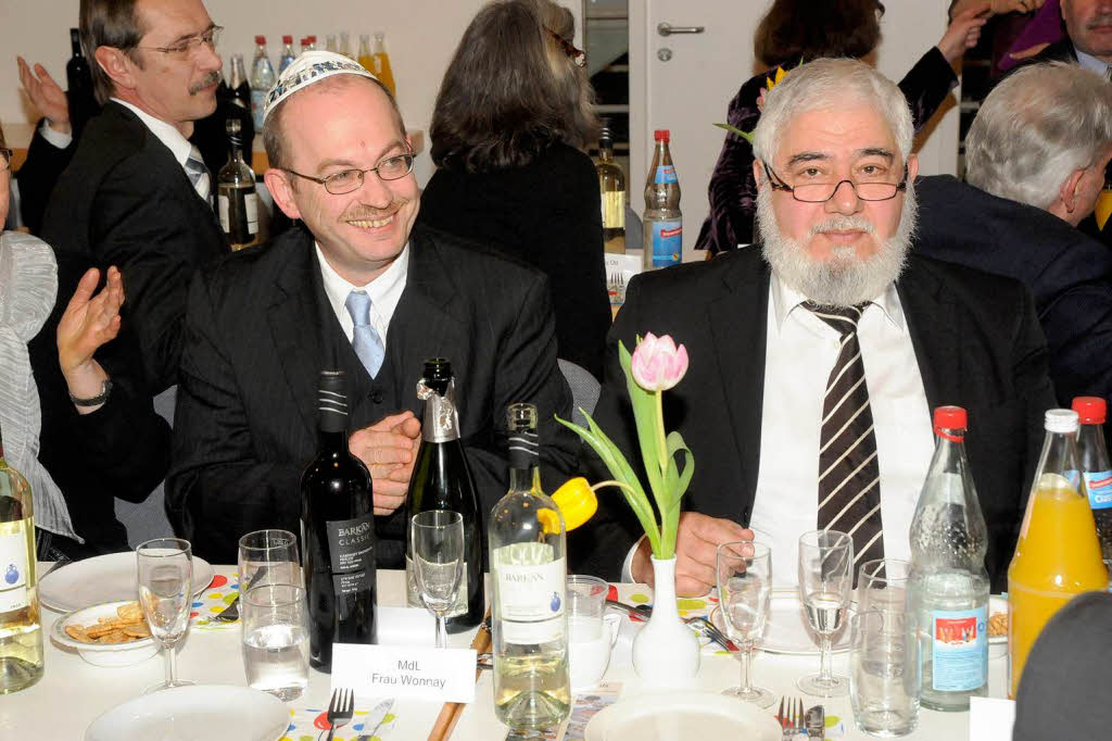 Freude ins Gesicht geschrieben - Wolfgang Fuhl (links), der Vorsitzende des Oberrats und Landesrabbiner Benjamin Soussan