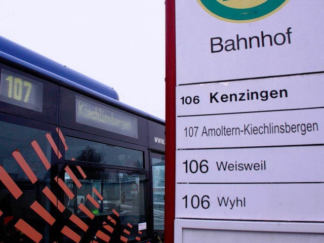 Ein Bus der Linie 107 am Endinger Bahnhof.  | Foto: Martin Wendel