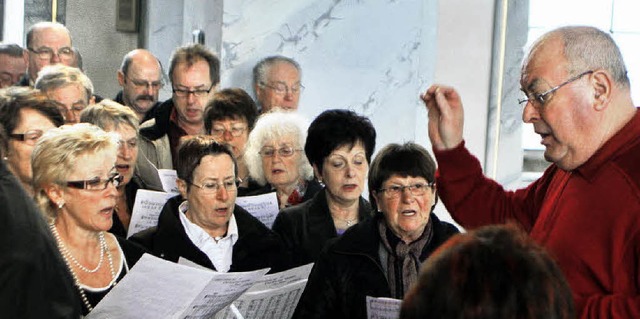 Ergreifend: der Auftritt von Frauenchor und MGV mit Dirigent Ludwig Fluck.    | Foto: Heidi Fssel