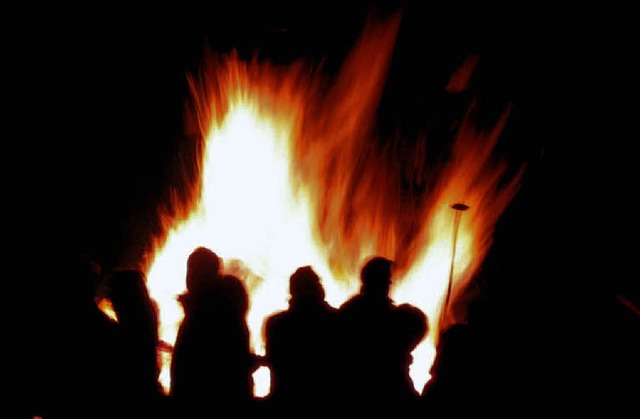 Die Holzscheiben an den meterlangen Ha...n mehreren Feuern zum Glhen bringen.   | Foto: Manfred Lange