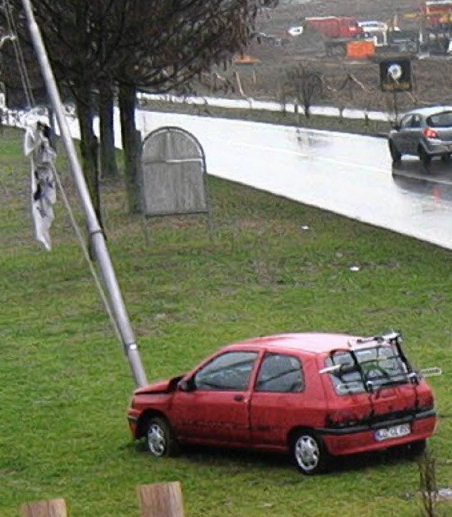 An einem Fahnenmast endete die Fahrt  ... Kontrolle  ber ihr Fahrzeug verlor.   | Foto: Polizei