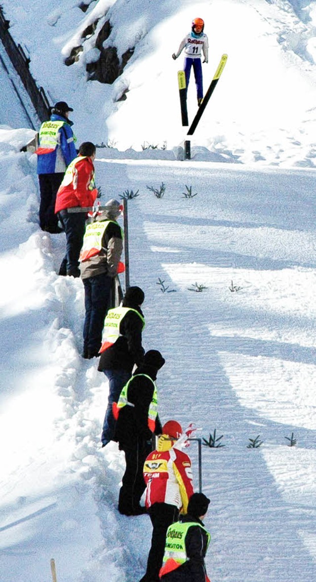 Schwerelos: Am Georg-Thoma-Talentsprin...ahmen 60 Kinder und Jugendliche teil.   | Foto: C. Sahli