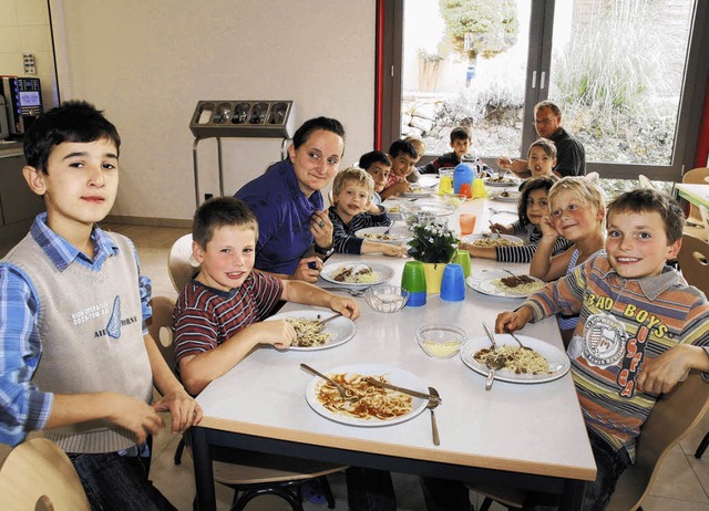 Die neue Mensa im Erweiterungsbau der ...d ihre Kollegen betreuen die Kinder.    | Foto: Neubert