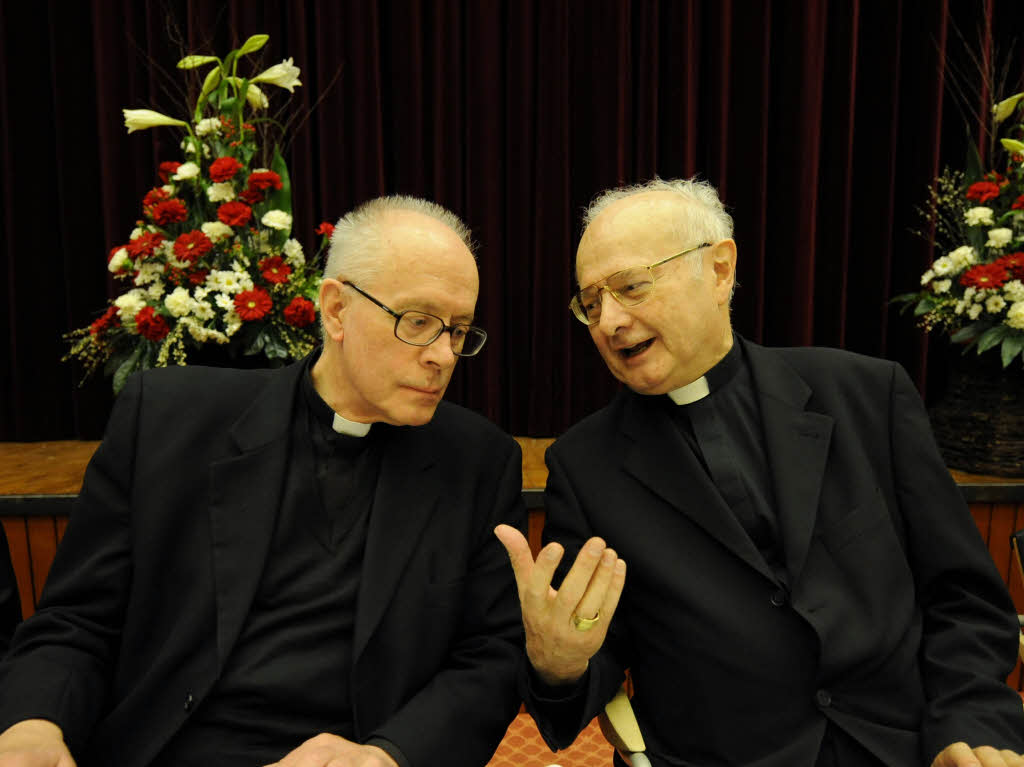 Der Vorsitzende der Deutschen Bischofskonferenz (DBK), Erzbischof Robert Zollitsch (rechts) im Gesprch mit dem Erzbischof Jean-Claude Prisset (links).