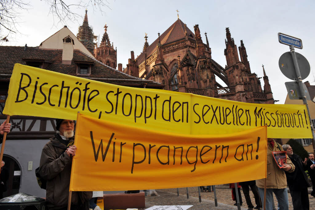 Mitglieder der katholischen Laienbewegung „Wir sind Kirche“ bei ihrer Mahnwache gegen sexuelle Gewalt in der Kirche.