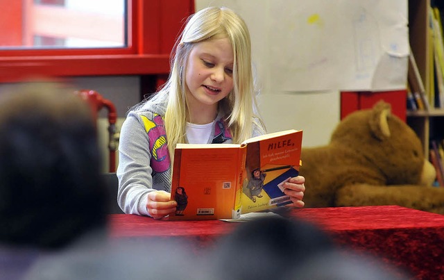 Sophia von Ascheraden liest vor, die J...lbibliothek Haslach hrt gespannt zu.   | Foto: Bamberger